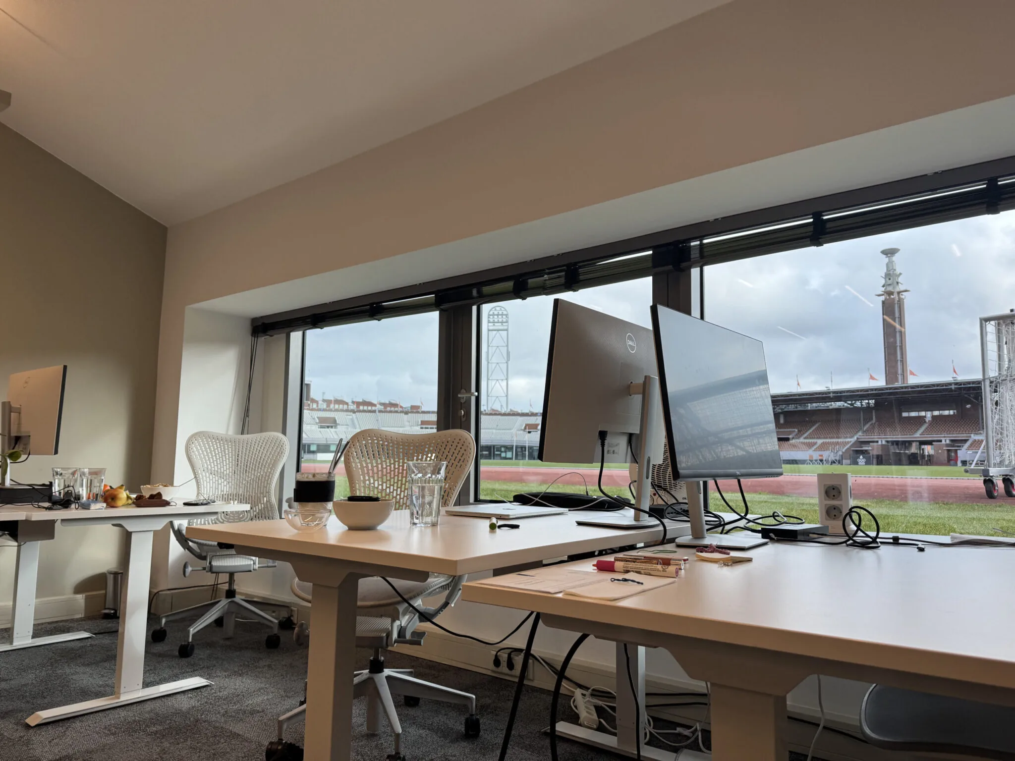 Modern kantoor met uitzicht op het Olympisch Stadion in Amsterdam.