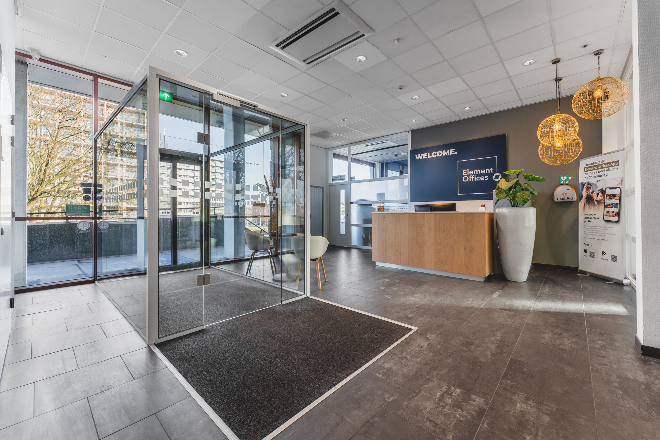Ingang van Element Offices met een balie, moderne verlichting en glazen entree.
