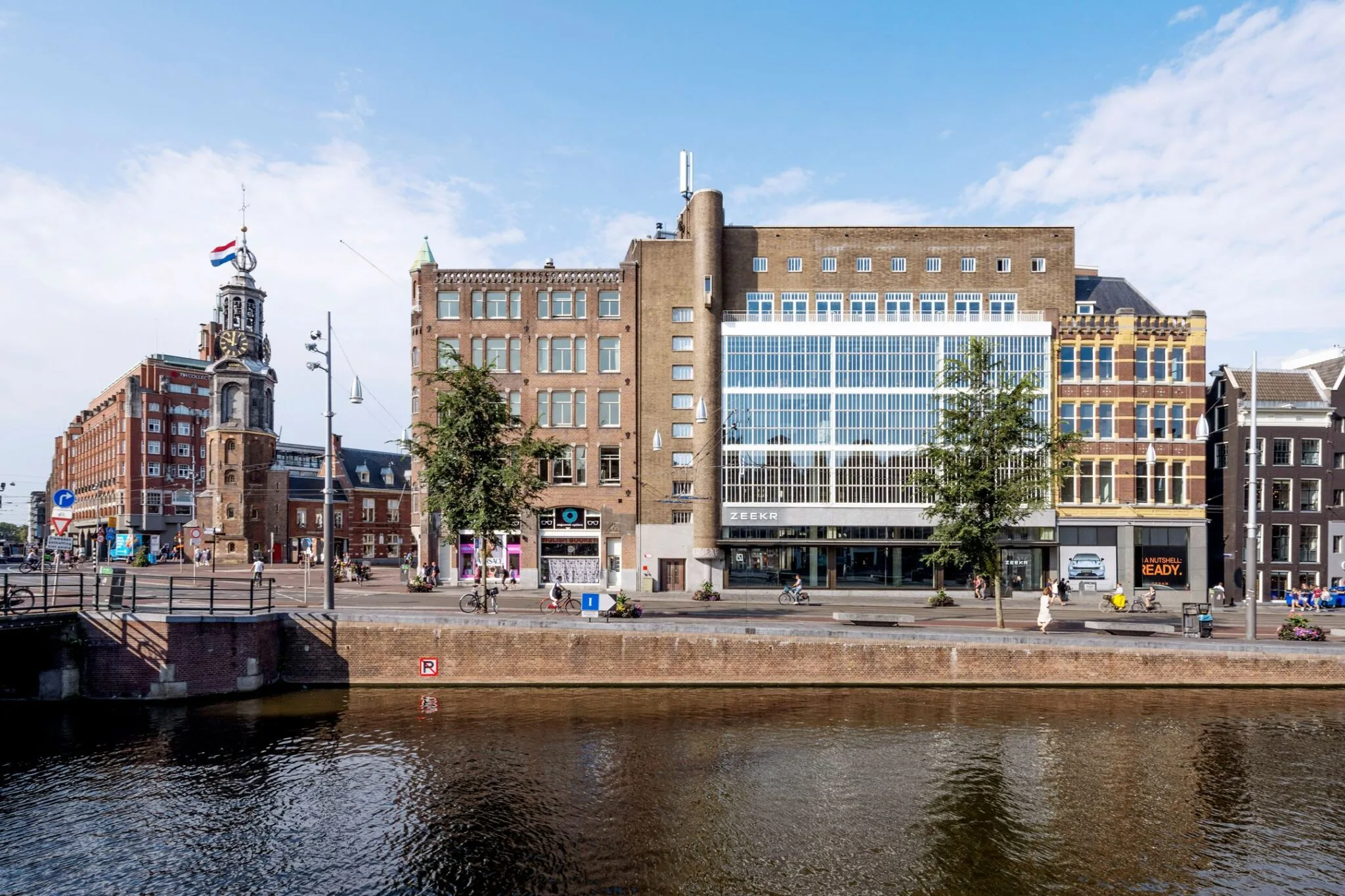 Straatbeeld aan het Rokin in Amsterdam met de Munttoren en moderne gevel van het gebouw 036_2160 aan het water.