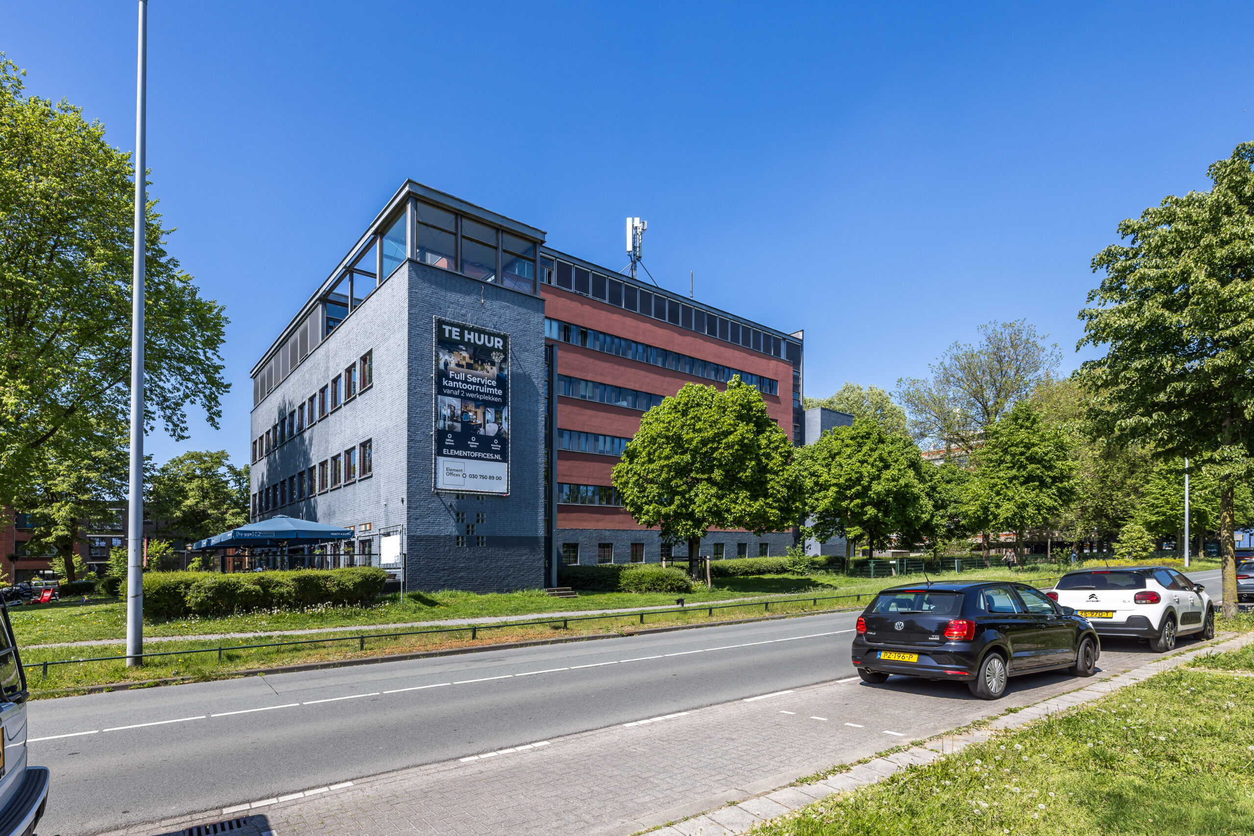 Kantoorgebouw Element Offices aan de Goeman Borgesiuslaan 77 in Utrecht, met een groot "Te Huur" bord aan de zijkant.
