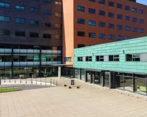 Binnenplein met moderne kantoorgebouwen, waaronder het Republic Offices-pand, onder een heldere blauwe lucht.