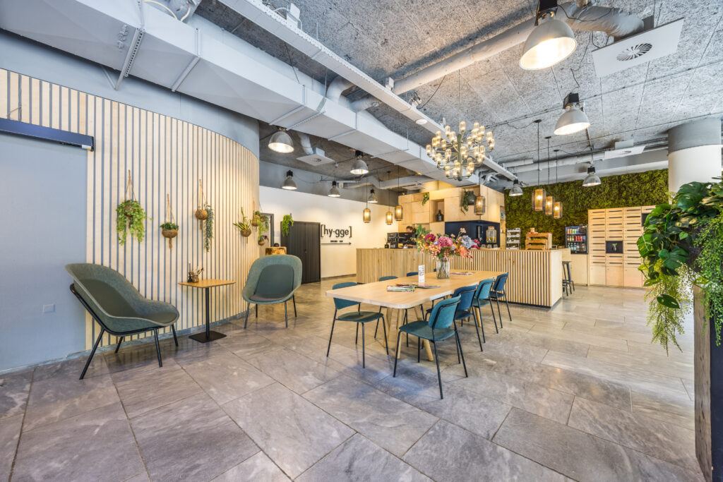 Moderne kantoorentree van Element Offices in Utrecht met stijlvolle meubels en groene planten.