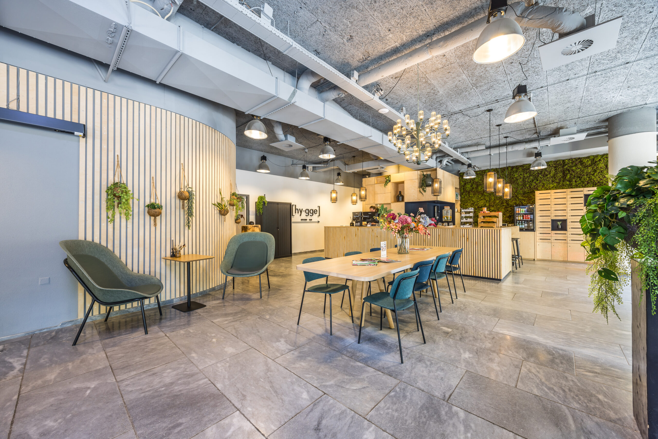 Moderne kantoorentree van Element Offices in Utrecht met stijlvolle meubels en groene planten.