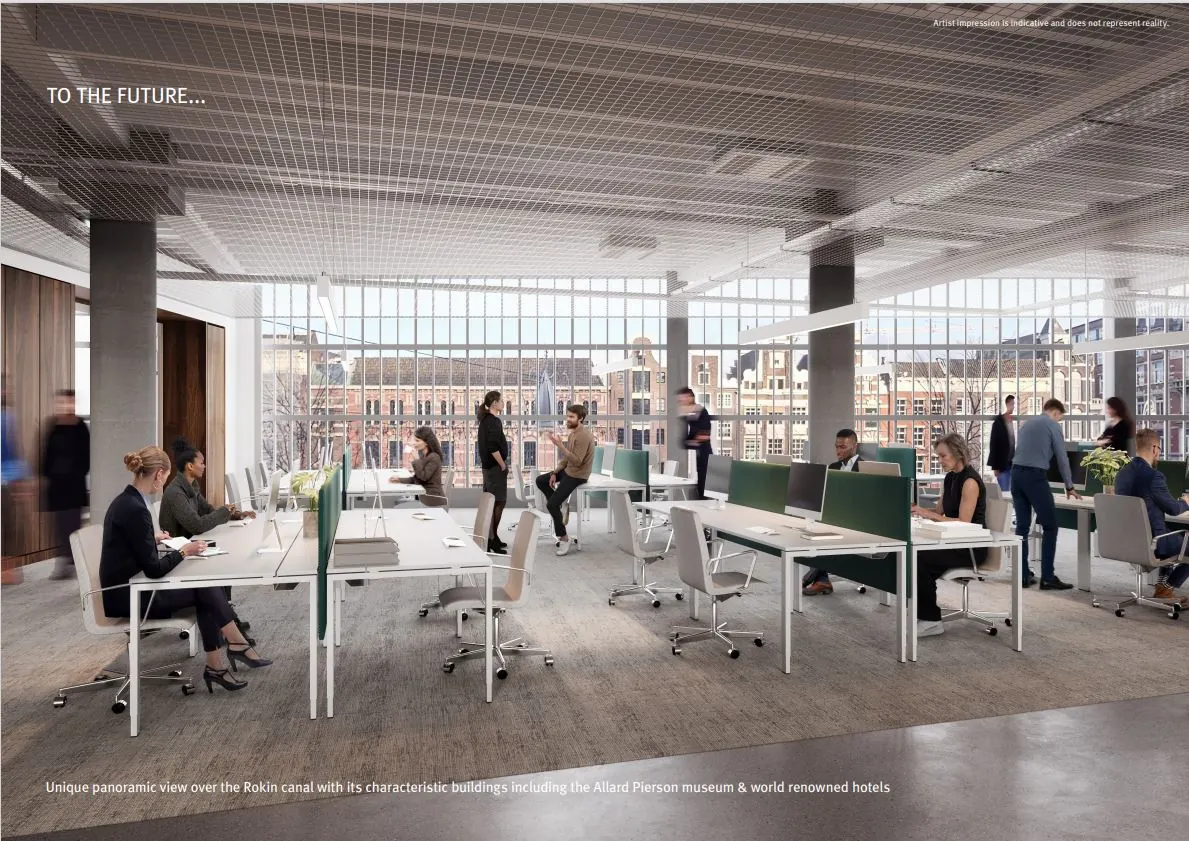 Moderne open kantoorruimte met uitzicht op het Rokin en karakteristieke Amsterdamse gebouwen.
