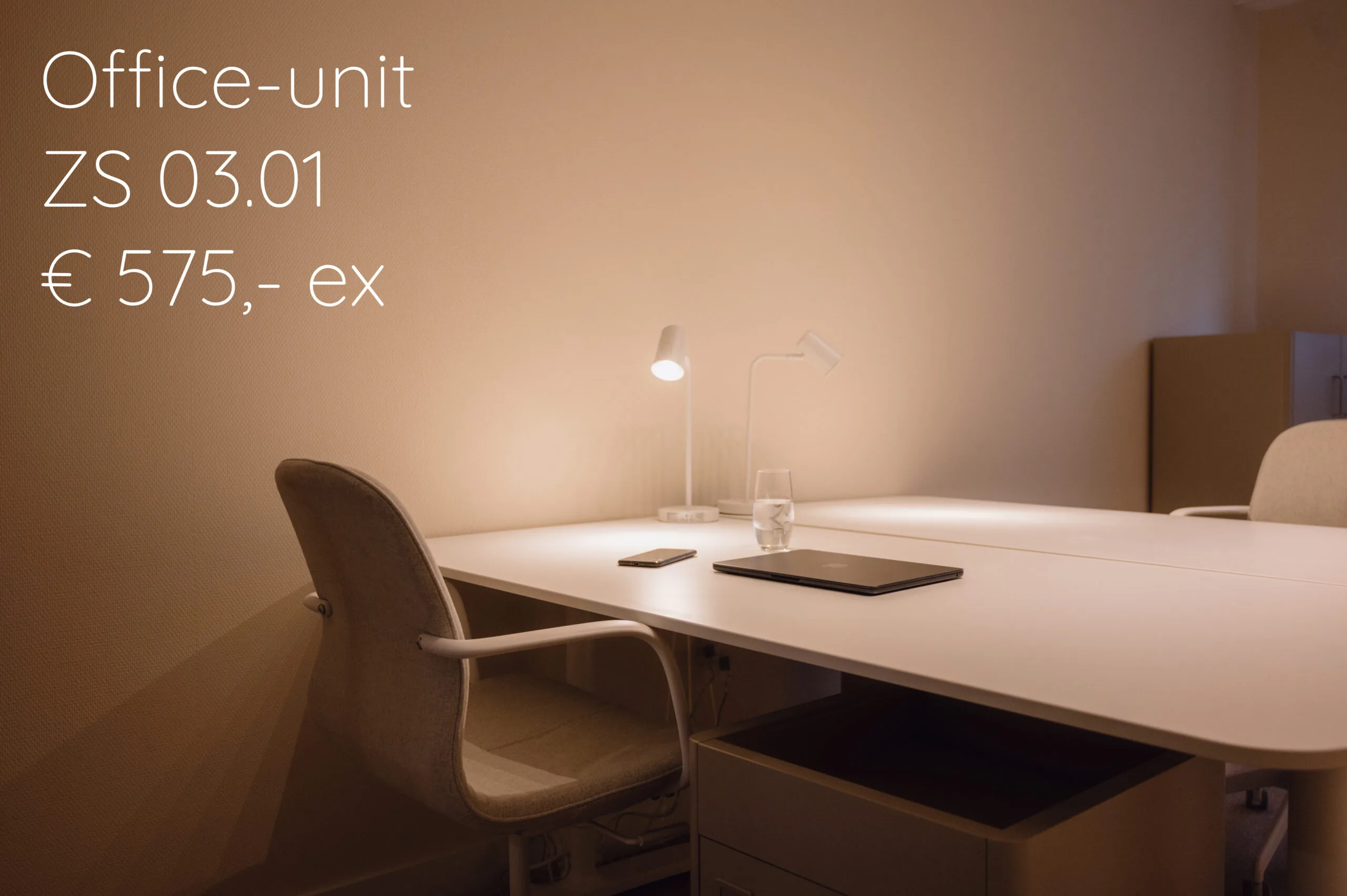 Moderne kantoorunit ZS 03.01 met twee bureaus, stoelen, bureaulampen en een huurprijs van €575,- exclusief.