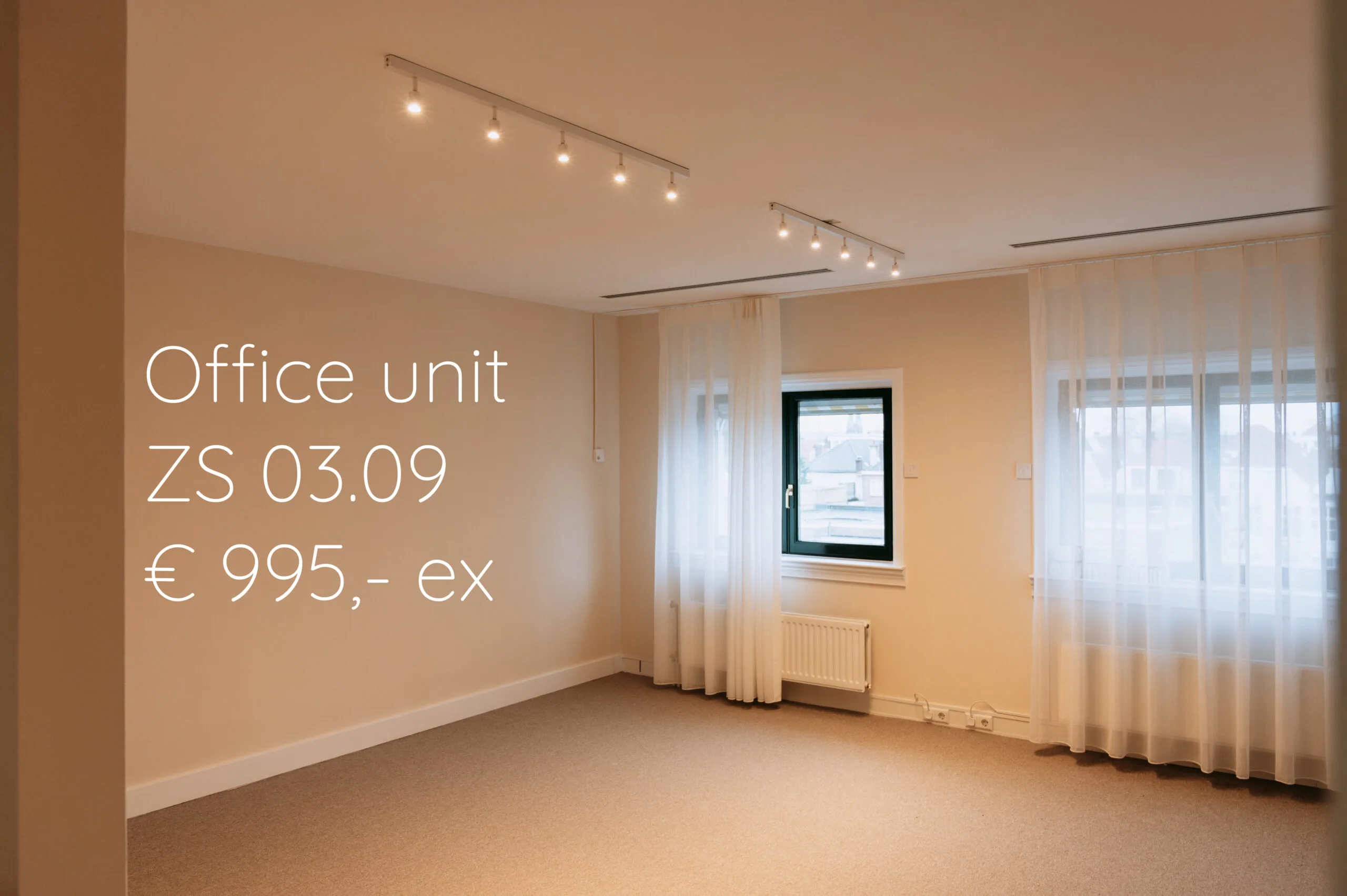 Licht en modern kantoorruimte ZS 03.09 met ramen en gordijnen, te huur voor €995 exclusief.