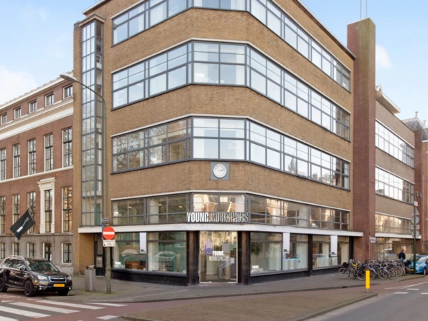 Kantoorgebouw aan de Zeestraat in Den Haag met grote ramen en het logo van YOUNG.WORKSPACES op de gevel.
