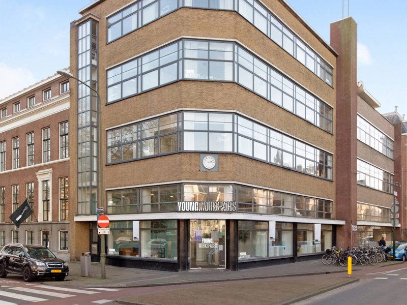 Kantoorgebouw aan de Zeestraat in Den Haag met grote ramen en het logo van YOUNG.WORKSPACES op de gevel.
