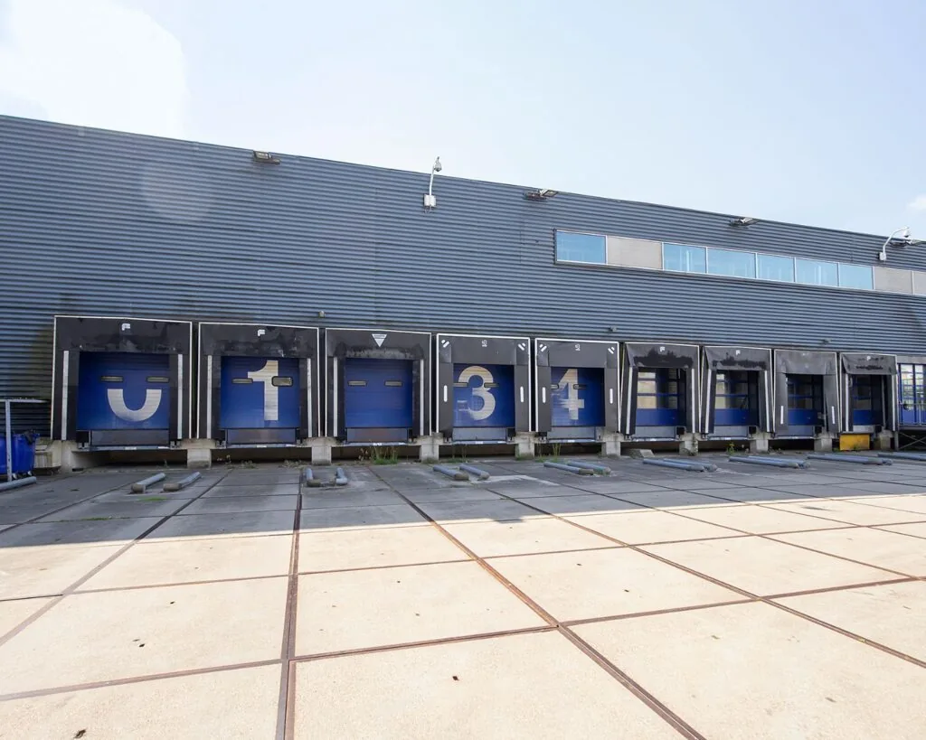 Laadperrons bij bedrijfsruimte aan de Albert Einsteinweg 5 in Lelystad.