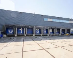 Laadperrons bij bedrijfsruimte aan de Albert Einsteinweg 5 in Lelystad.