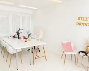 Moderne, lichte kantoorruimte aan de Bolderweg 1 in Almere met een minimalistisch interieur en witte meubels.