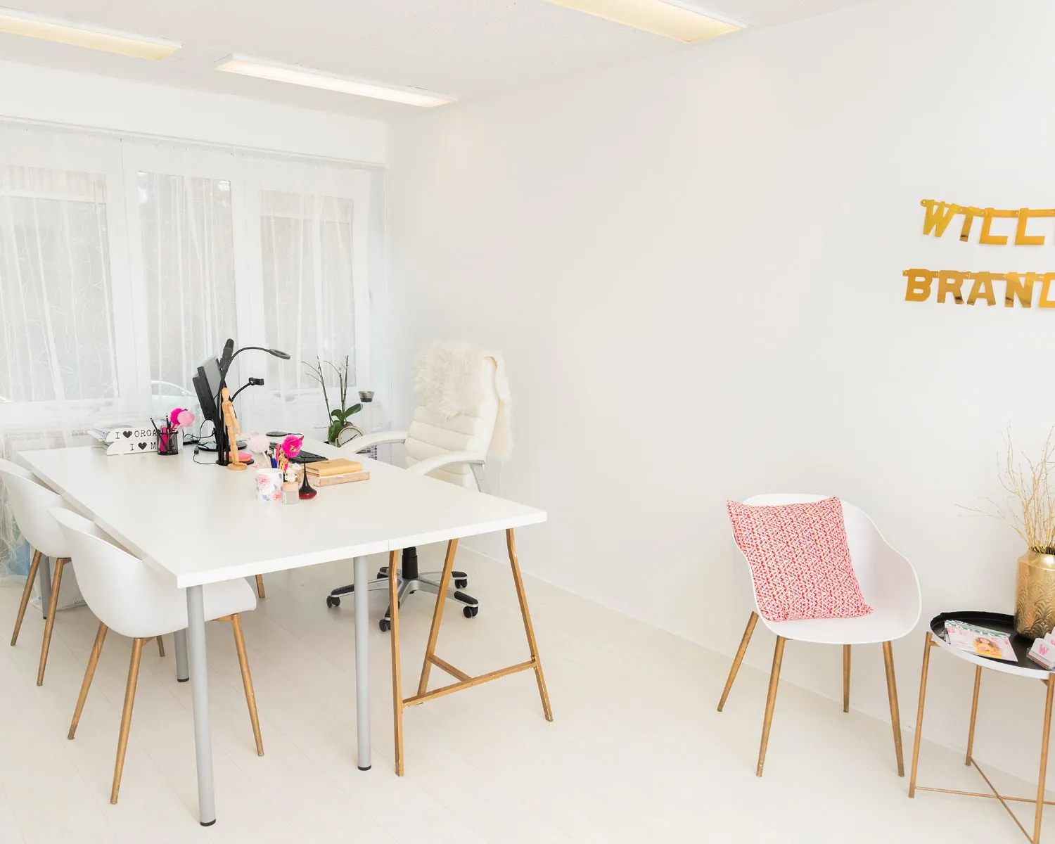 Moderne, lichte kantoorruimte aan de Bolderweg 1 in Almere met een minimalistisch interieur en witte meubels.