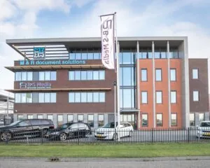 Moderne kantoorruimte aan de Carlsonstraat 13 in Kampen met bedrijfsnamen M&R Document Solutions en B&S Media op de gevel.