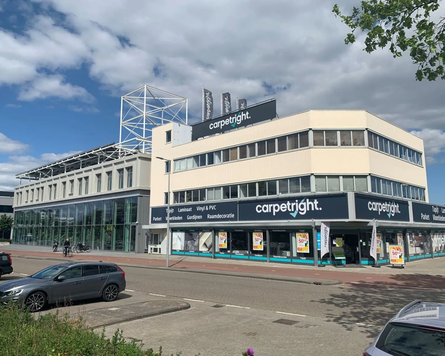 Kantoorpand aan de Anthony Fokkerweg 21 in Amsterdam met op de begane grond een Carpetright-winkel.