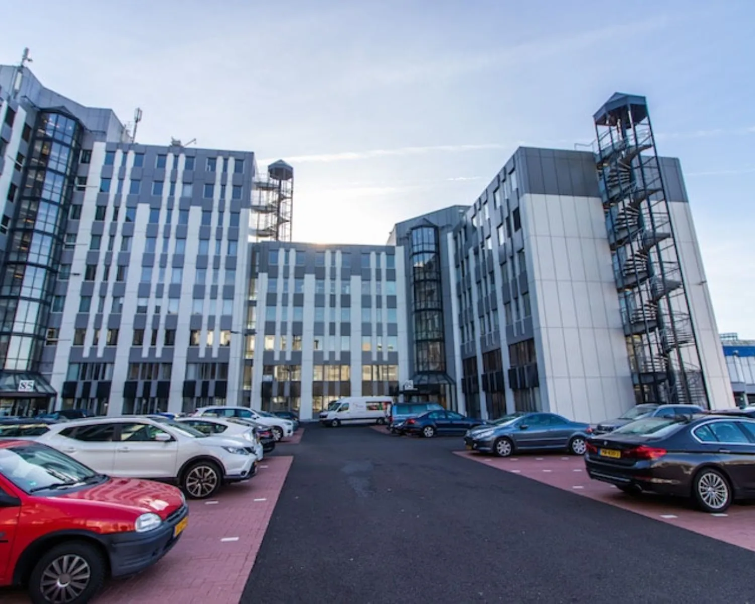 Kantoorcomplex aan de Gaetano Martinolaan 75-95 in Maastricht met parkeerplaats op de voorgrond.