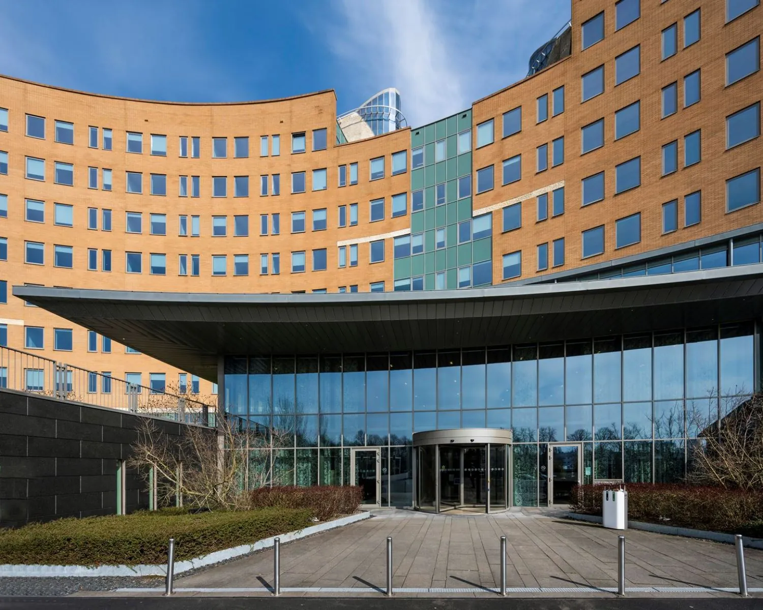 Moderne kantoorruimte aan de Laan van Langerhuizen 1 in Amstelveen met glazen entree en karakteristieke gele bakstenen gevel.