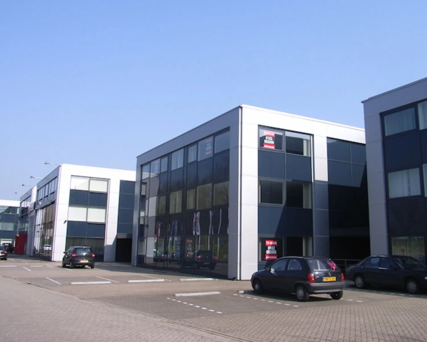 Moderne kantoorruimtes te huur aan de Reeuwijkse Poort 114 in Reeuwijk, met parkeerplaatsen voor de deur.