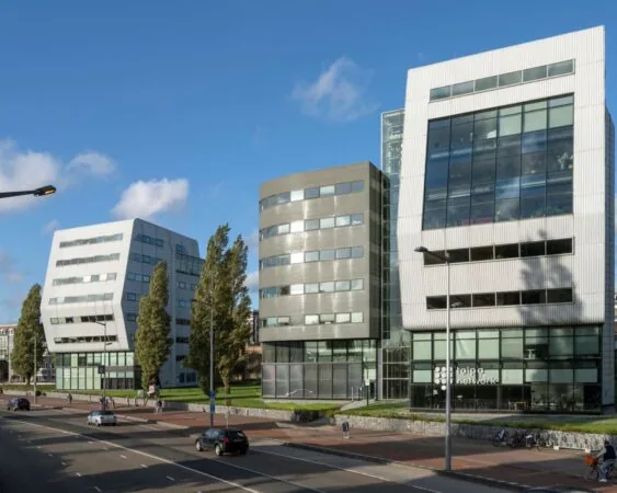 Moderne kantoorgebouwen aan het Rietlandpark in Amsterdam, met opvallende architectuur en grote ramen.