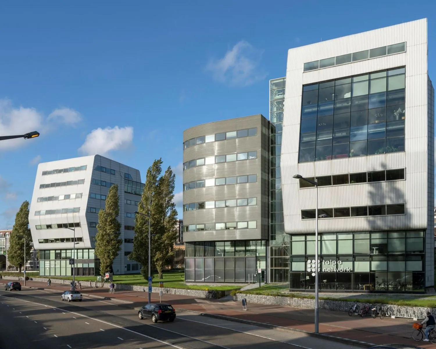 Moderne kantoorgebouwen aan het Rietlandpark in Amsterdam, met opvallende architectuur en grote ramen.