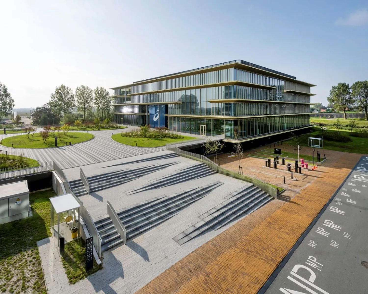 Modern kantoorgebouw aan de Taurusavenue 165 in Hoofddorp met ruime trappen, groenvoorziening en parkeergelegenheid.