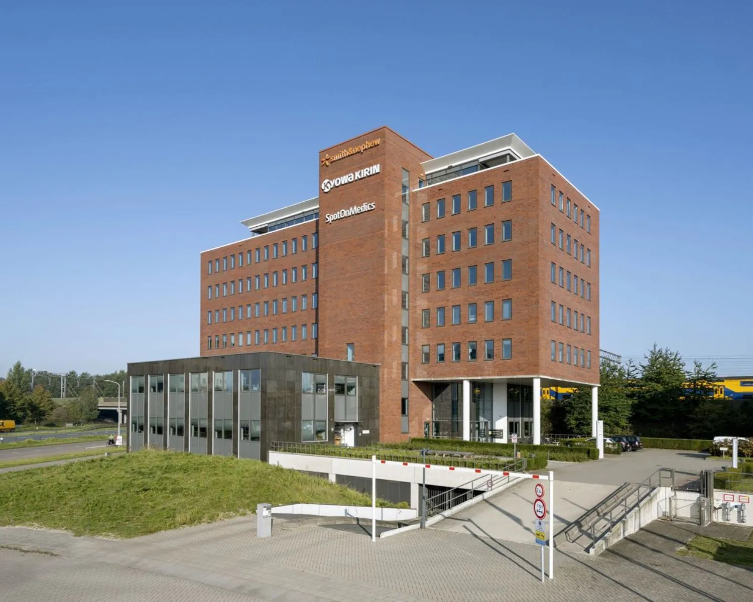 Modern kantoorgebouw aan de Bloemlaan 2 in Hoofddorp met herkenbare bedrijfslogo’s op de gevel.