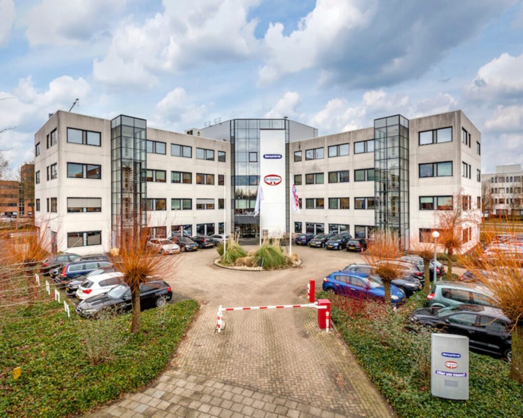 Modern kantoorpand aan de Hardwareweg in Amersfoort met ruime parkeergelegenheid voor de ingang.