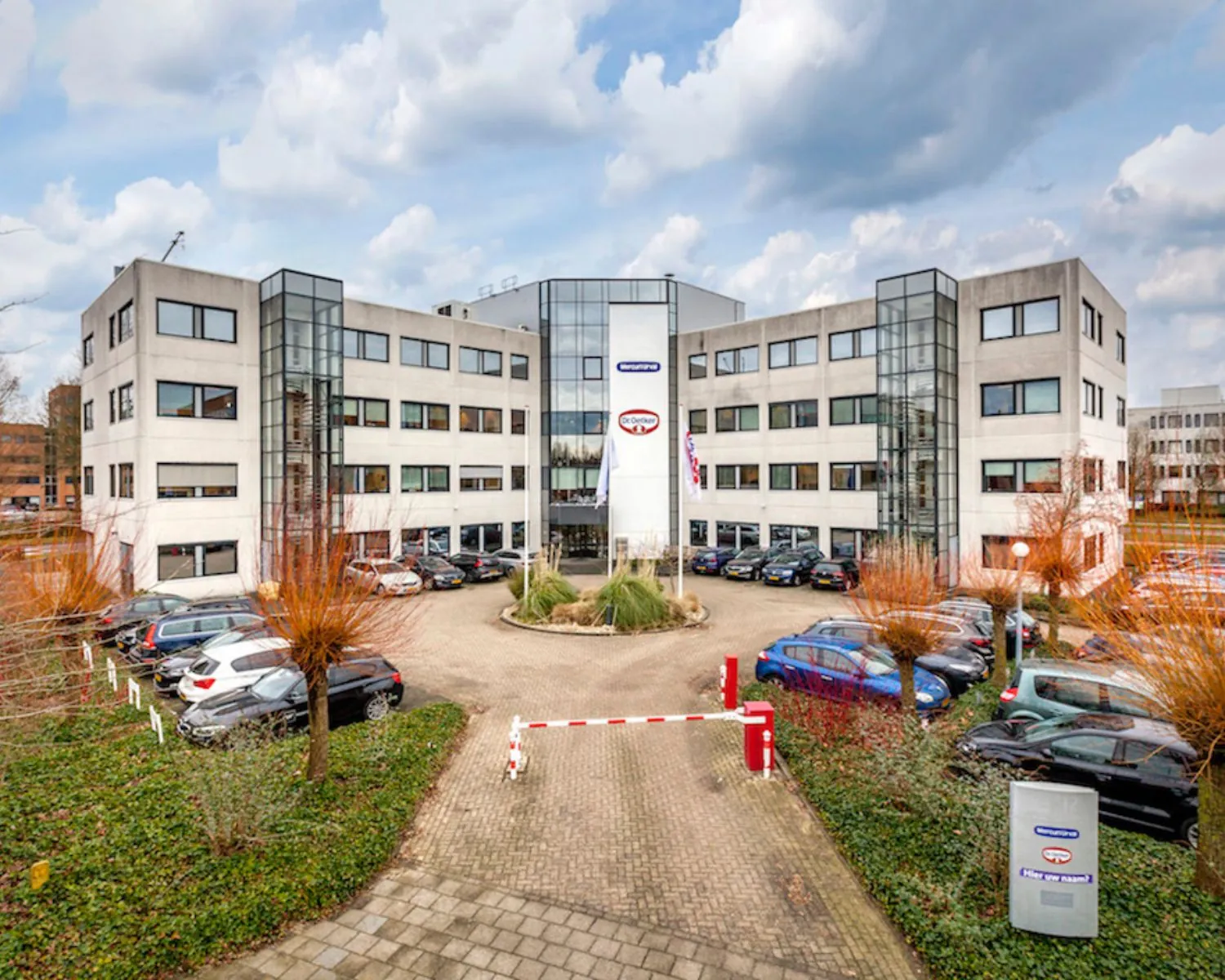 Modern kantoorpand aan de Hardwareweg in Amersfoort met ruime parkeergelegenheid voor de ingang.
