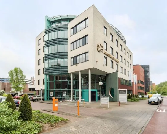 Modern kantoorgebouw aan de Kronenburgsingel 525 in Arnhem met glazen gevel en parkeergelegenheid.