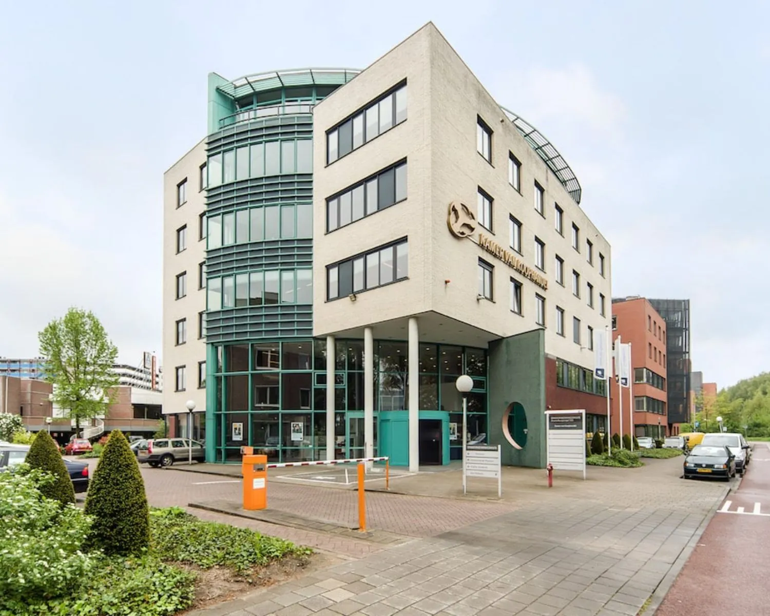 Modern kantoorgebouw aan de Kronenburgsingel 525 in Arnhem met glazen gevel en parkeergelegenheid.