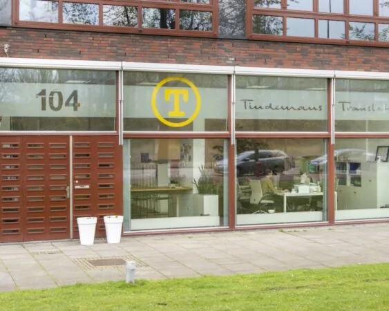 Vooraanzicht van kantoorruimte op Panamalaan 104 in Amsterdam met grote ramen en zicht op werkplekken binnen.