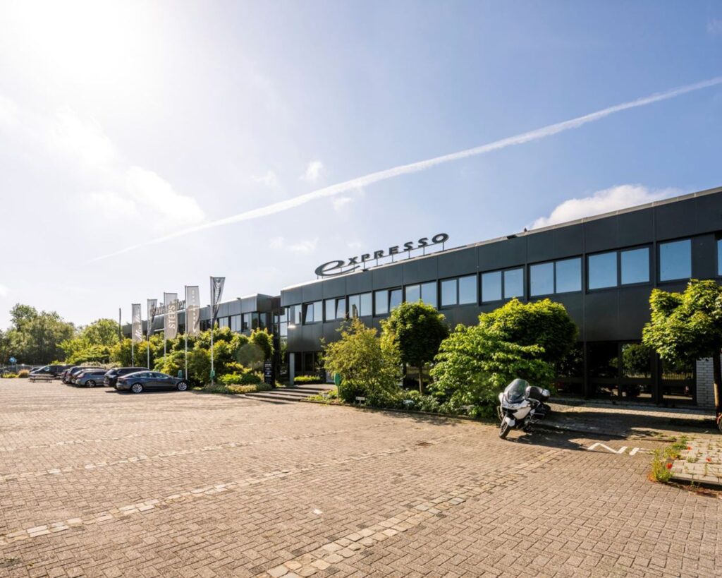 Moderne kantoorruimte aan Stammerhove 1 in Diemen met parkeerplaatsen en groenvoorziening aan de voorzijde.