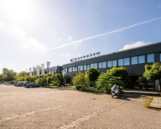 Moderne kantoorruimte aan Stammerhove 1 in Diemen met parkeerplaatsen en groenvoorziening aan de voorzijde.