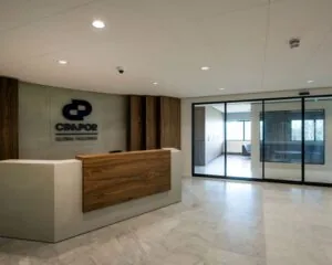 Moderne ontvangstruimte van een kantoorgebouw aan de Wegalaan 35 in Hoofddorp met balie en glazen scheidingswand.