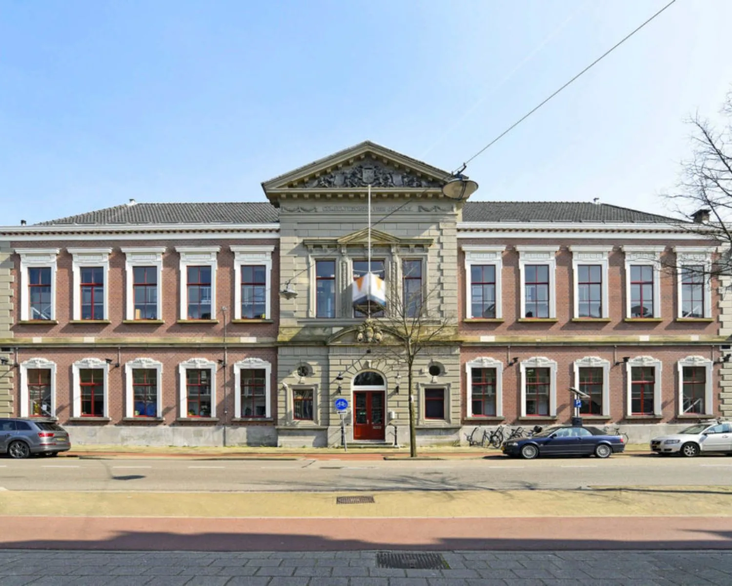 Vooraanzicht van een statig, klassiek kantoorpand aan de Wilhelminastraat 43A in Haarlem.