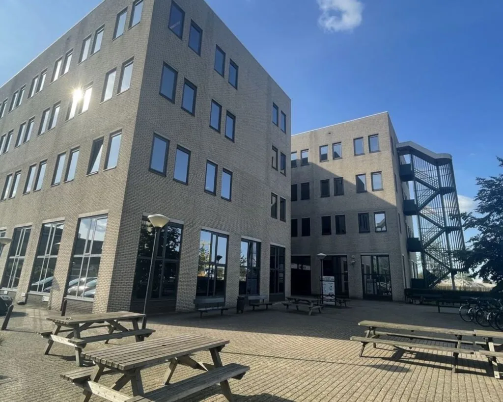 Kantoorgebouw aan de Zekeringstraat 17 in Amsterdam met buitenzitplaatsen en een trap aan de zijkant.