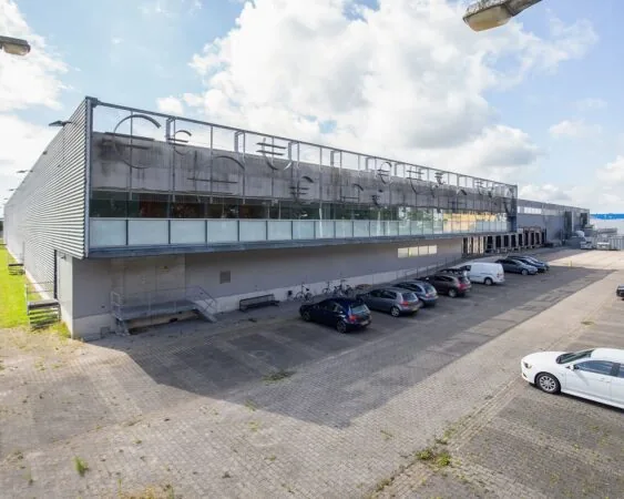 Moderne kantoorruimte met parkeerplaatsen aan de Albert Einsteinweg 5 in Lelystad.