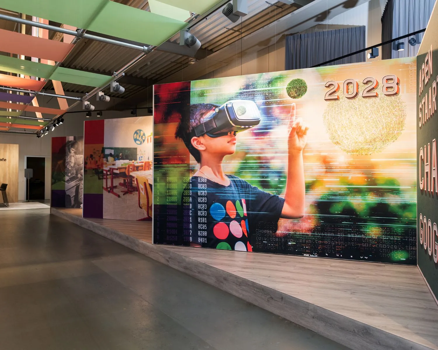 Gekleurde kantoorruimte aan de Pascallaan in Lelystad met een futuristische muurschildering van een kind met een VR-bril en het jaartal 2028.