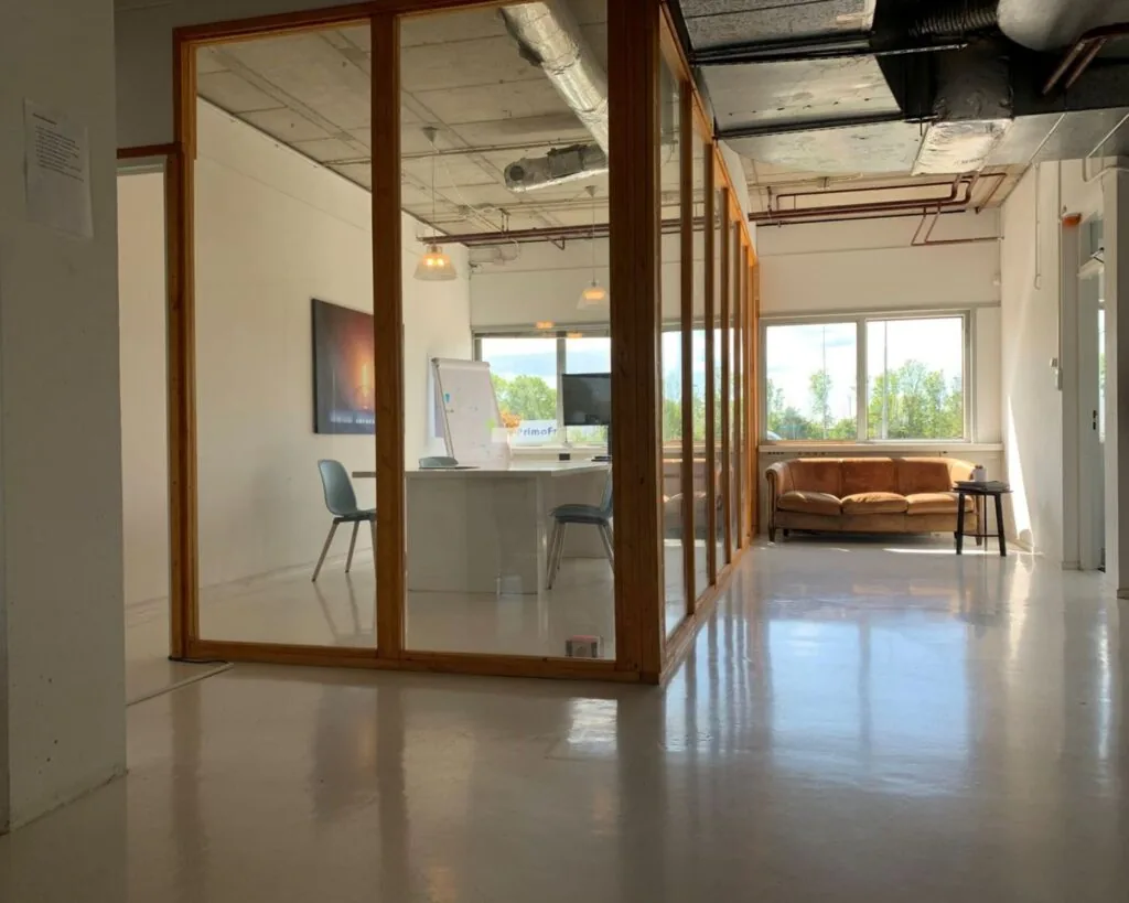 Moderne kantoorruimte met glazen vergaderruimte, loungehoek en veel natuurlijke lichtinval aan de Anthony Fokkerweg 21 in Amsterdam.