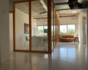 Moderne kantoorruimte met glazen vergaderruimte, loungehoek en veel natuurlijke lichtinval aan de Anthony Fokkerweg 21 in Amsterdam.