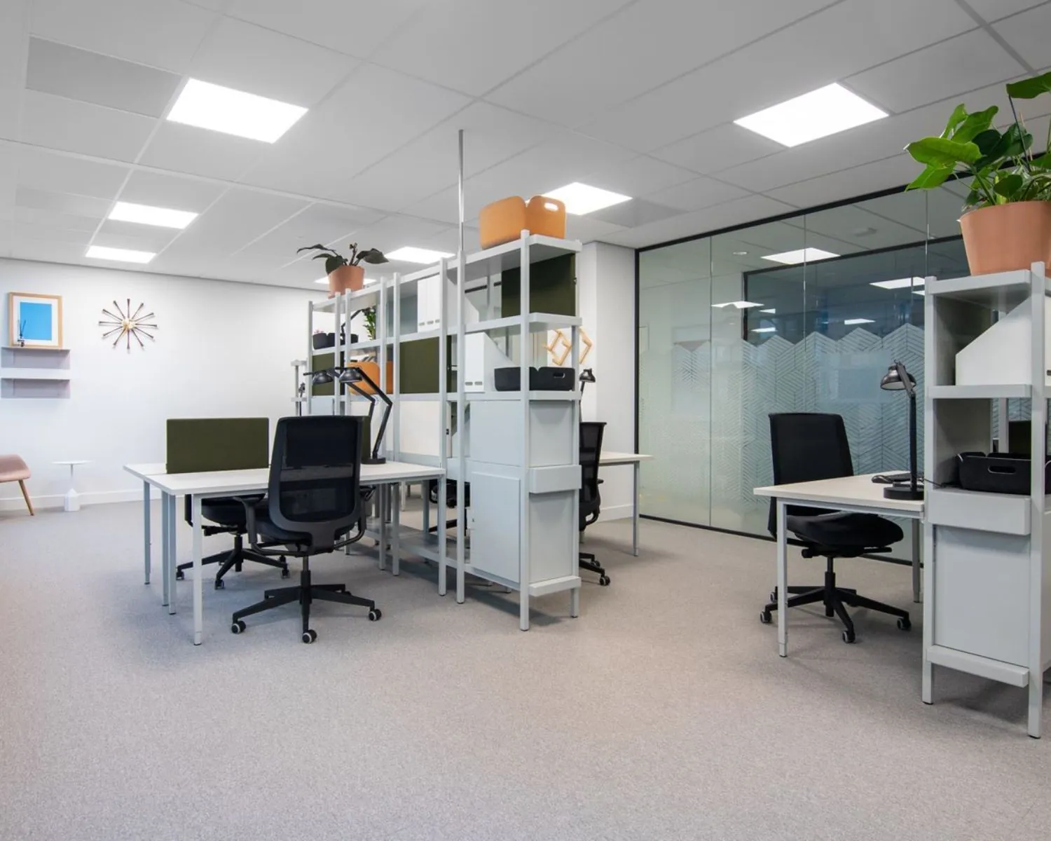 Moderne en lichte kantoorruimte met meerdere werkplekken aan de Schimmelt 2-16 in Eindhoven.