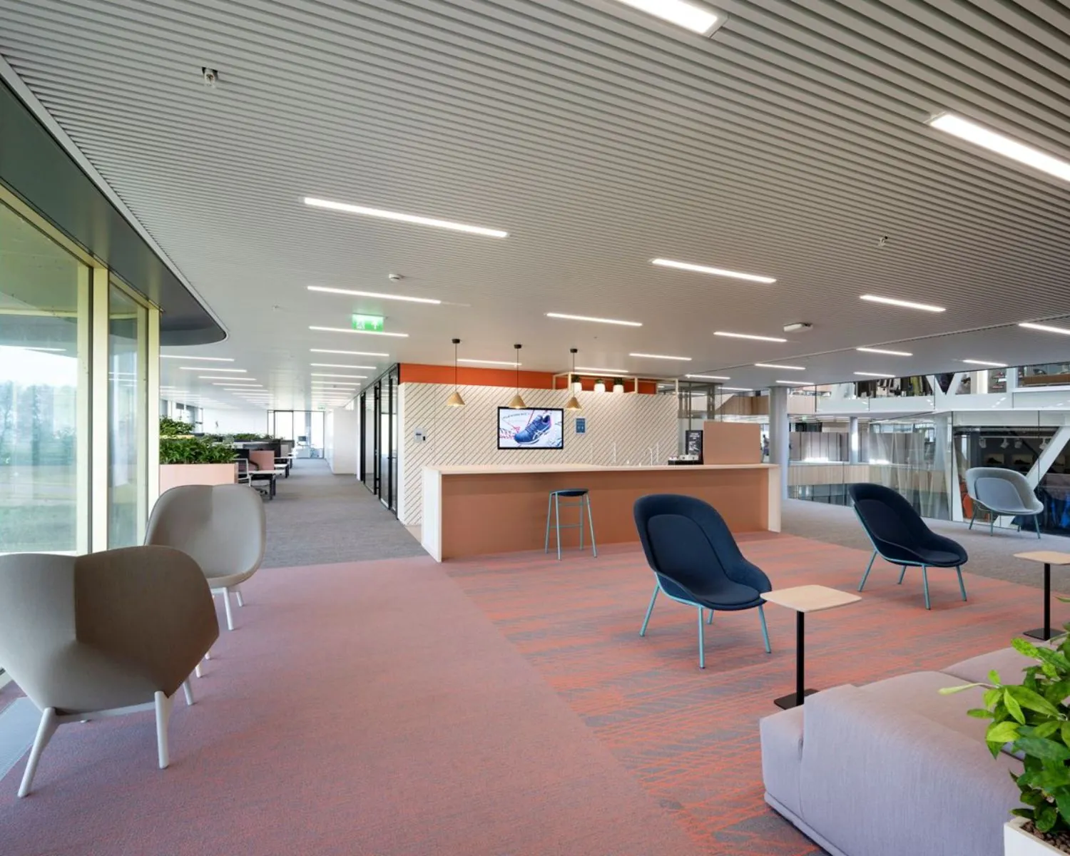 Moderne en open kantoorruimte met zitgedeelte aan de Taurusavenue 165 in Hoofddorp.