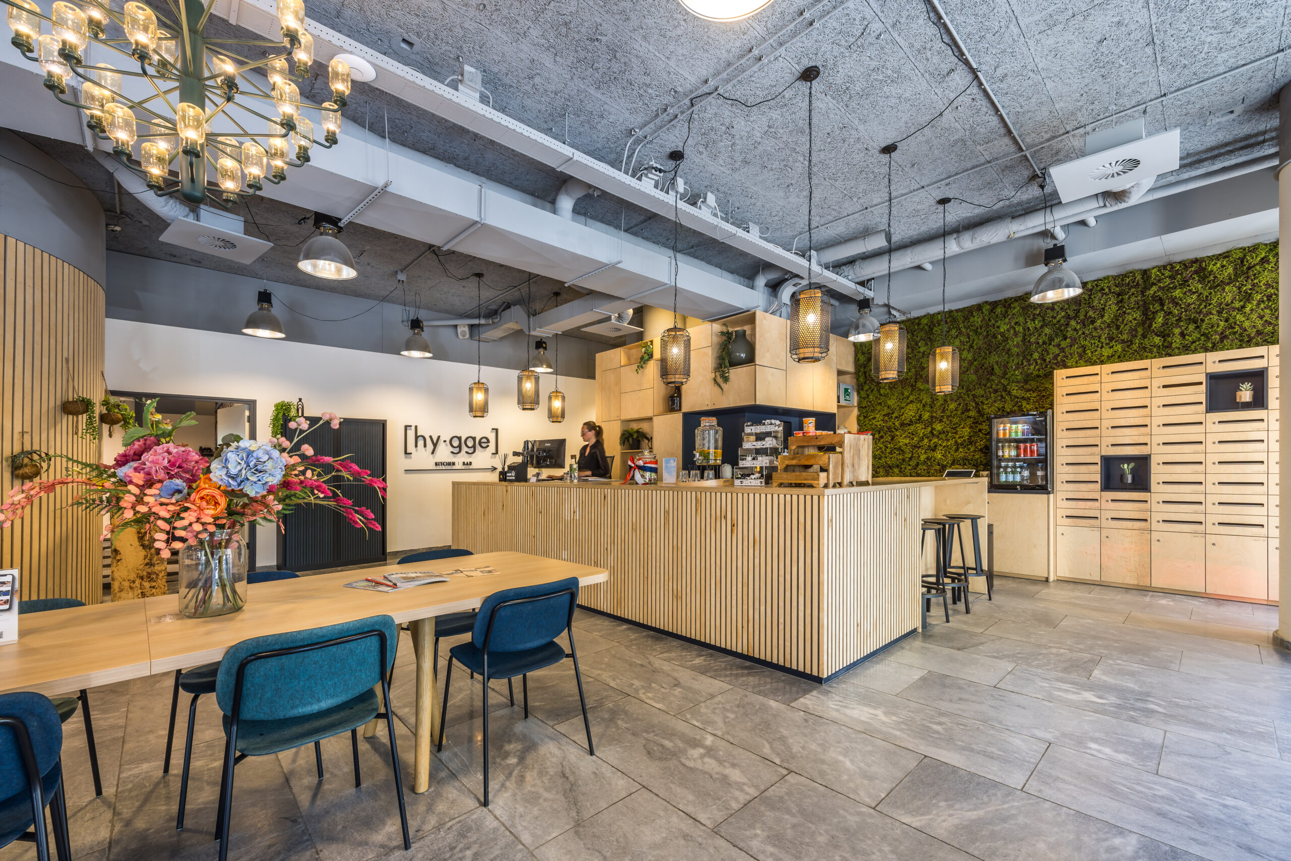 Moderne receptie met houten elementen en groene accenten bij Element Offices in Utrecht.