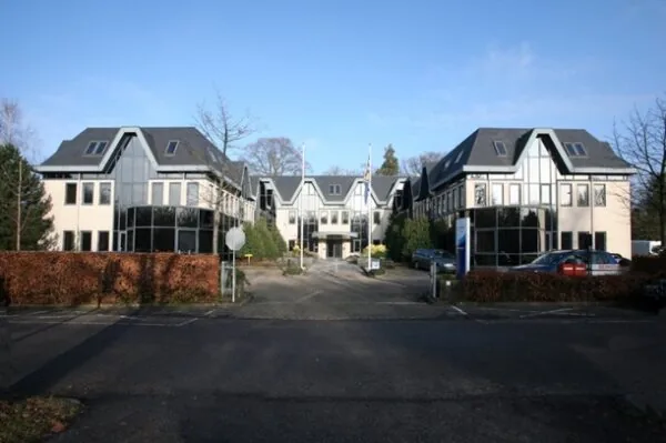 Kantoorgebouw aan de Utrechtseweg met symmetrische gevel en donkere raamkozijnen.
