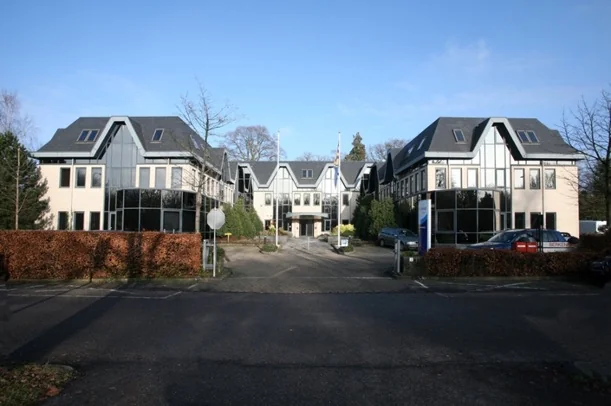 Kantoorgebouw aan de Utrechtseweg met symmetrische gevel en donkere raamkozijnen.