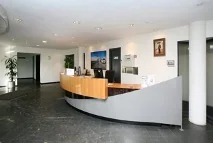 Receptiebalie in de hal van een kantoorpand aan de Utrechtseweg.