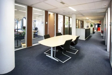 Vergadertafel met vier stoelen in een modern kantoor aan de Utrechtseweg.