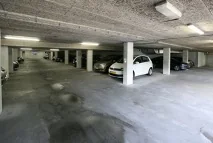 Ondergrondse parkeergarage met geparkeerde auto's aan de Utrechtseweg.