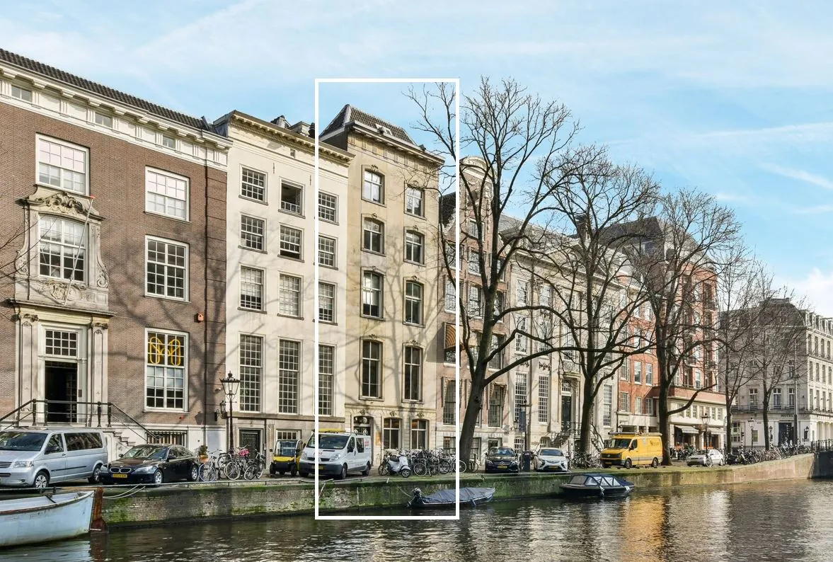 Gevels van historische grachtenpanden aan de Herengracht in Amsterdam, weerspiegeld in het water.
