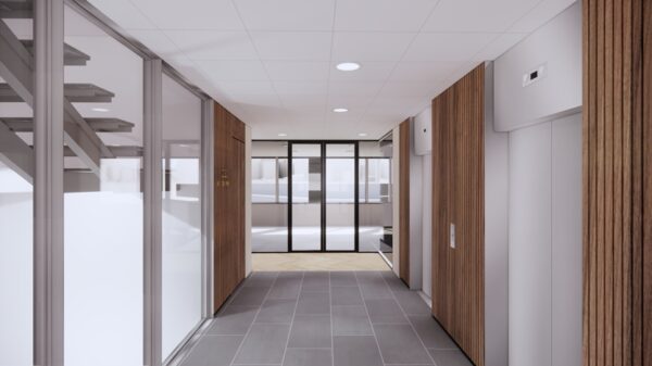 Moderne, strak vormgegeven entreehal met liften, glazen wanden en houten wandafwerking in een gebouw aan de Europalaan.