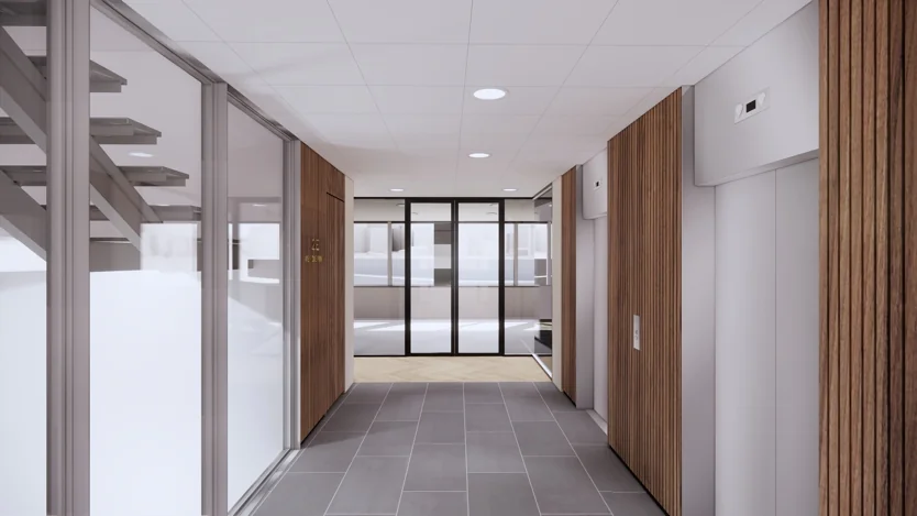 Moderne, strak vormgegeven entreehal met liften, glazen wanden en houten wandafwerking in een gebouw aan de Europalaan.